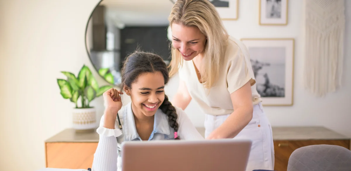 girl with mom looking the computer